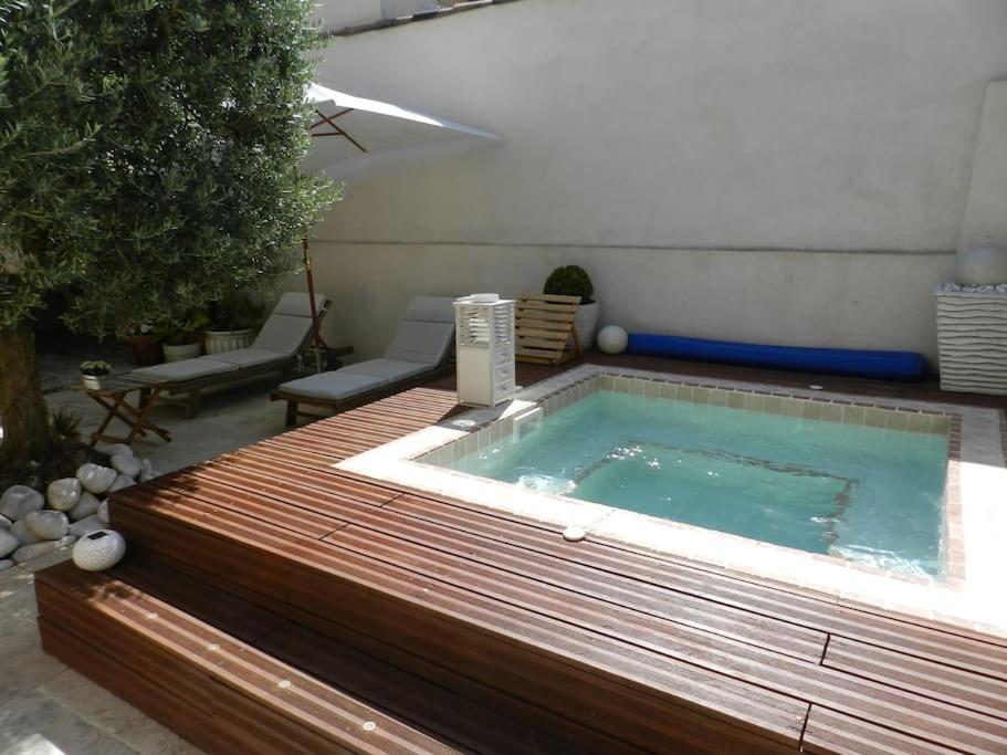 Le Maset Des Aires Avec Vue Sur Le Luberon Et Son Jacuzzi Exterieur Disponible De Juin A Mi-Septembre Maubec  Extérieur photo