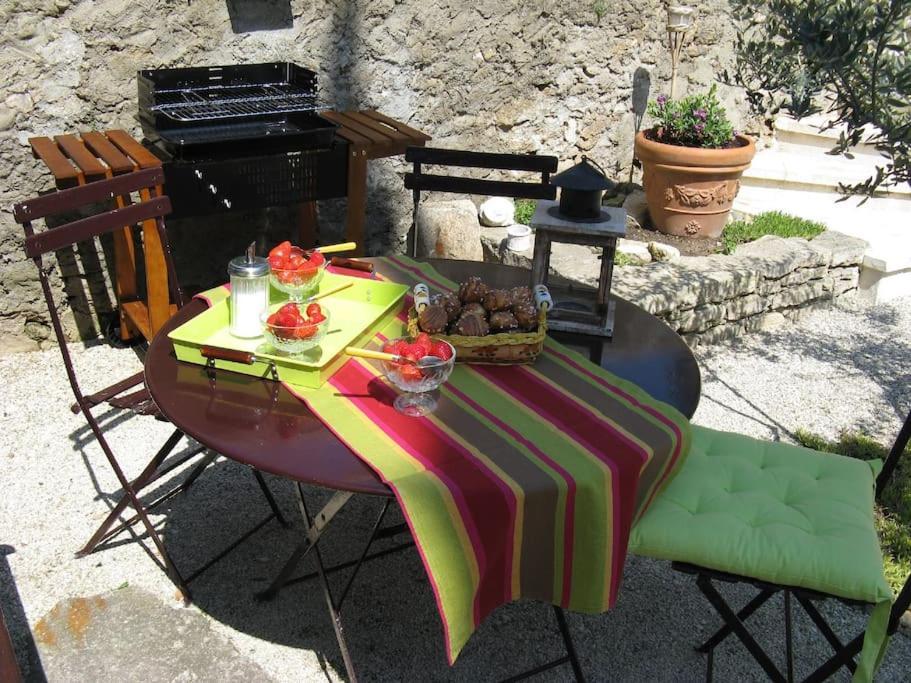 Le Maset Des Aires Avec Vue Sur Le Luberon Et Son Jacuzzi Exterieur Disponible De Juin A Mi-Septembre Maubec  Extérieur photo